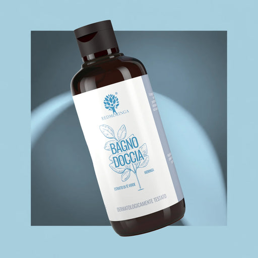 Gel douche au Moringa RedMoringa avec extrait de thé vert, flacon ambré sur fond bleu clair, gel douche écologique