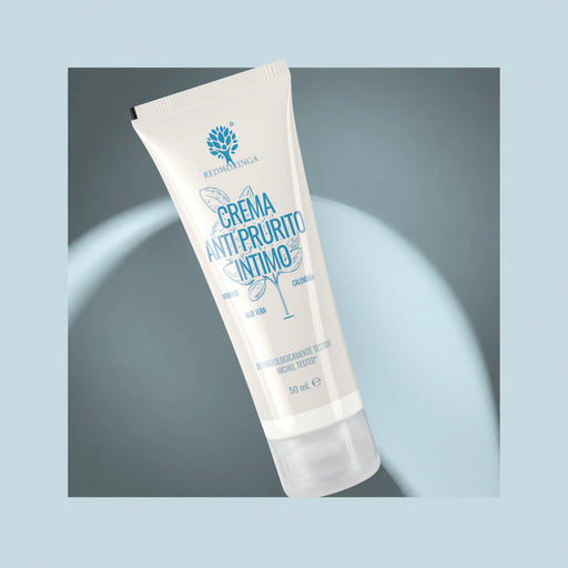 Tube de la Crème Intime Anti-Démangeaisons RedMoringa à l'aloe vera, calendula et Moringa, 50 ml, sur fond bleu clair
