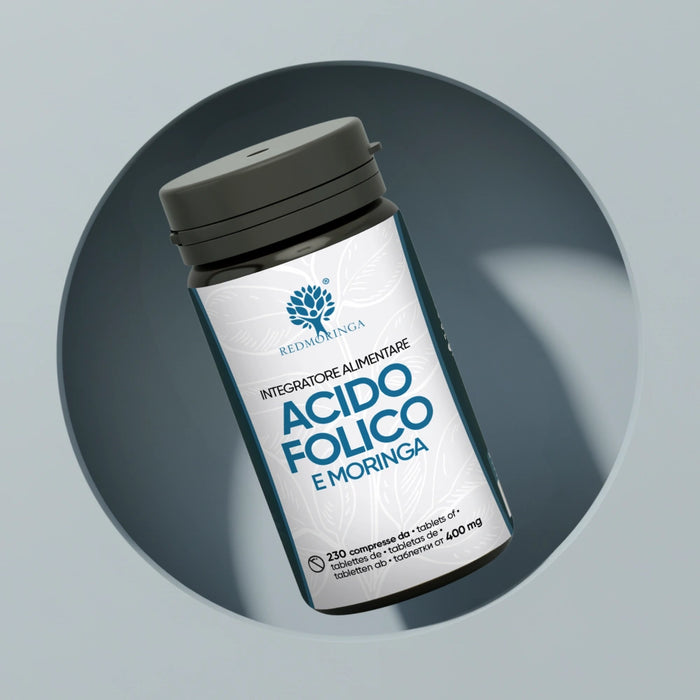 Immagine del flacone di "Integratore Alimentare Acido Folico e Moringa" di RedMoringa, inclinato all'interno di una cornice circolare moderna. L'etichetta specifica che la confezione contiene 230 compresse da 400 mg.