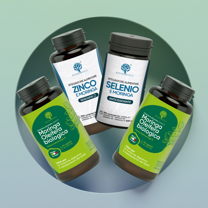 Composizione grafica di quattro flaconi RedMoringa disposti circolarmente su uno sfondo verde e azzurro. Sono visibili due flaconi di Moringa Oleifera Biologica (etichetta verde), uno di Zinco e Moringa e uno di Selenio e Moringa (etichette bianche e blu).