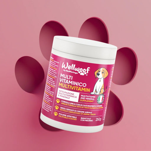 Barattolo da 250g di integratore in polvere Wellwoof Multi Vitaminico su sfondo rosa con l'icona di un'impronta di zampa. Il packaging sottolinea la formula con 20 oligoelementi e l'assenza di derivati animali.