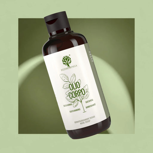 Huile corps RedMoringa à l'huile de moringa, huile de rose, amande et beurre de karité, flacon sur fond vert