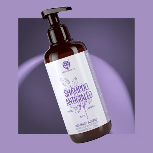 Shampoing anti-jaunissement naturel RedMoringa au Moringa, camomille et mauve, flacon à pompe sur fond lilas