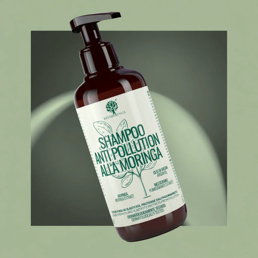 Shampoing Moringa anti-pollution RedMoringa à l'huile d'argan et grenade, flacon-pompe sur fond vert
