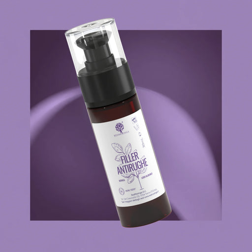 Flacon-pompe du Sérum anti-rides effet filler RedMoringa au moringa et acide hyaluronique, 30 ml, sur fond violet